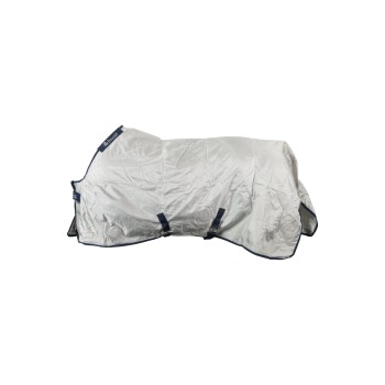 Eine silberne Tierdecke mit marineblauen Riemen, die zum Abdecken von Haustieren entworfen wurde, auf einem weißen Hintergrund präsentiert.