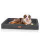 Dreifarbiger Australian Shepherd liegt in einem grauen, rechteckigen Hundebett mit Lederpatch mit der Aufschrift KNUFFELWUFF.