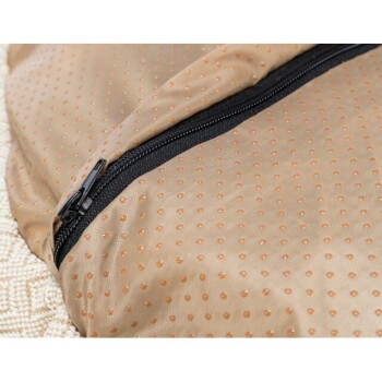 Nahaufnahme eines tanfarbenen Haustierbettes mit einer strukturierten Oberfläche und einem schwarzen Reißverschluss, der sein weiches Material und die Designdetails zeigt.
