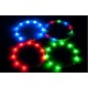 Vier bunte LED-Hundehalsbänder in Blau, Rot, Grün und einer Mischung aus Rot und Blau, vor einem dunklen Hintergrund präsentiert.