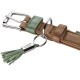 Braunes Lederhalsband mit grünen Wildleder-Akzenten, silberner Schnalle und D-Ring, grüner Quastenanhänger mit eingraviertem "HUNTER".