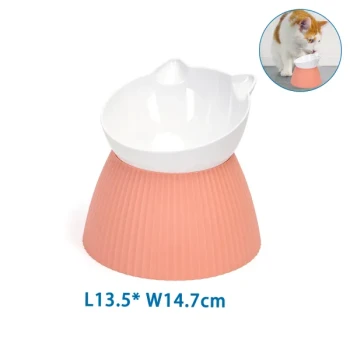 Katzengestaltiger Futternapf für Haustiere mit einer weißen Keramikoberfläche und einem rosa gerippten Boden, Maße L13,5*B14,7cm, mit einem Katzenbild.