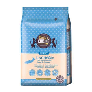 Blauer Beutel von Kitty's Cuisine Katzenfutter mit der Aufschrift "Adult LachsLiebe", mit Lachs, Spinat und Chiasamen, mit einem Herzlogo.