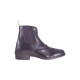 Schwarze Reitstiefel mit elastischen Seitenpaneelen und niedrigem Absatz, seitlich auf einem weißen Hintergrund gezeigt.