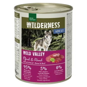 Eine Dose Real Nature Wilderness Hundefutter mit einem Wolfsetikett, "Wild Valley Pferd & Rind," 95% Fleisch, 5% Früchte und Kräuter.