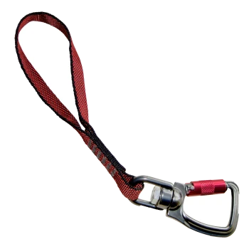 Rote und schwarze Tierleine mit einem Metallkarabiner, entworfen für eine sichere Befestigung.