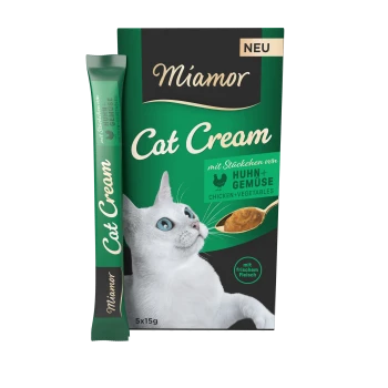 Miamor Cat Cream Verpackung mit einer weißen Katze mit blauen Augen, beschriftet "mit Stückchen von Huhn + Gemüse".
