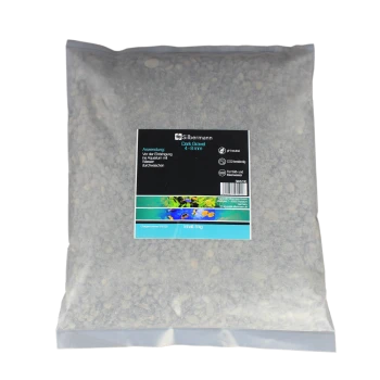 Ein 5 kg Sack Silbermann Dunkelgravel, 4-8 mm groß, für den Aquariengebrauch, mit einem bunten aquatischen Etikett.