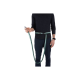 Eine Person in einem dunklen Langarmshirt hält eine grüne Hundeleine, die an einem Gürtel befestigt ist, und zeigt ein freihändiges Design.
