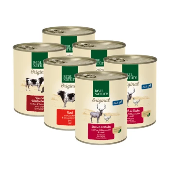 Sechs Dosen Real Nature Haustierfutter mit Geschmacksrichtungen wie Rind und Wild sowie Reh und Huhn, gekennzeichnet mit "Erwachsene" und Zutatenangaben.