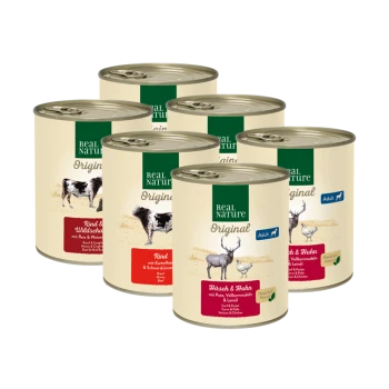 Sechs Dosen Real Nature Haustierfutter mit Geschmacksrichtungen wie Rind und Wild sowie Reh und Huhn, gekennzeichnet mit "Erwachsene" und Zutatenangaben.