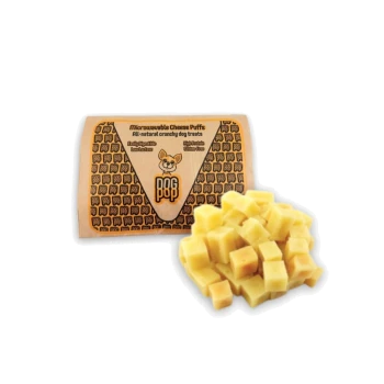 Mikrowellengeeignete Käse-Puffs-Hundeleckerlis in einer braunen Verpackung mit einem Cartoon-Hundelogo, mit 100% natürlichen, knusprigen, glutenfreien Snacks.