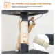Ein verspieltes orangefarbenes Kätzchen klammert sich an einen mit Sisal umwickelten Katzenbaum. Der Text lautet "Haustierfreundlich mit robustem Sisal-Material" und "2,7''".