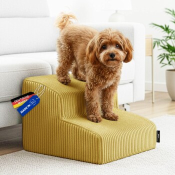 Brauner, lockiger Hund auf senfgelben, gerippten Haustierstufen neben weißem Sofa; Etikett lautet 'DEUTSCHE MARK' und 'MADE IN EU'.