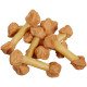 Chewy Hundeleckerlis in Form kleiner Knochen mit geknoteten Enden, hellbraun und beige gefärbt.