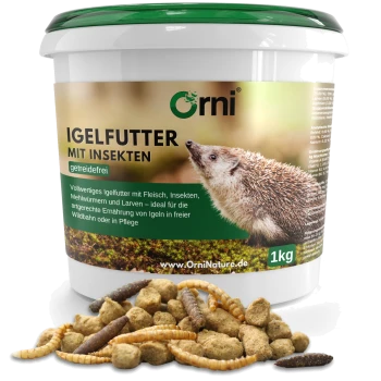 Ein Behälter mit Orni Igelnahrung mit Insekten, mit einem Igelbild auf dem Etikett, umgeben von Futterpellets und Larven.