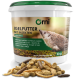 Ein Behälter mit Orni Igelnahrung mit Insekten, mit einem Igelbild auf dem Etikett, umgeben von Futterpellets und Larven.