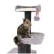 Eine flauschige getigerte Katze sitzt auf einem grauen Kratzbaum mit zwei Plattformen und einem baumelnden Spielzeug, das ein gemütliches Design zeigt.