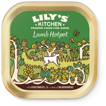Lily's Kitchen Lamm-Hotpot für Hunde, mit einem verspielten Hund in einem bunten Garten mit Gemüse und Heidelbeeren, mit dem Text "Richtiges Futter für Hunde."