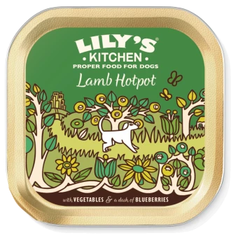 Lily's Kitchen Lamm-Hotpot für Hunde, mit einem verspielten Hund in einem bunten Garten mit Gemüse und Heidelbeeren, mit dem Text "Richtiges Futter für Hunde."