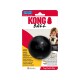 KONG-Ball-Verpackung: schwarzer Gummiball mit Prägung 'KONG', Kind mit Bulldogge, Text 'KONG BALL' und 'Toughest natural rubber'.