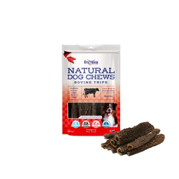 Verpackung von natürlichen Hundekauartikeln aus Rinder-Magen mit luftgetrockneten Leckereien, mit einem Hundebild und einem Text, der 100% natürliche Zutaten hervorhebt.