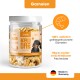 Hand hält einen Garnelen-Leckerbissen mit der Aufschrift "100% Garnele", "0g", "Ohne Zucker oder Zusatzstoffe" und "Ideal für Training & Belohnung."