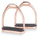 Zwei roségoldene Pferdesattelsteigbügel mit strukturierten schwarzen Gummifußbetten, mit dem Markennamen "EQUINATE" an der Seite.