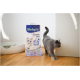 Eine graue Katze läuft an einem Sack Biokat's Classic 3in1 extra Katzenstreu vorbei, mit einem Katzenbild und dem Hinweis auf 45 Tage Geruchskontrolle.