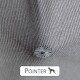 Nahaufnahme eines grauen Stoffes mit einem kleinen gestickten Detail, beschriftet "POINTER" mit einer Silhouette eines Hundes darunter.