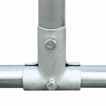 Metallrohrverbinder mit sechseckigen Schrauben, mit einer silbernen Oberfläche und einem T-Gelenkdesign, isoliert auf einem weißen Hintergrund.