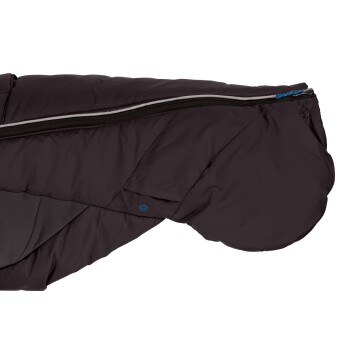 Schwarze Hundejacke mit einem Reißverschluss und einer kleinen Tasche, mit einer weichen, gepolsterten Textur für Wärme.