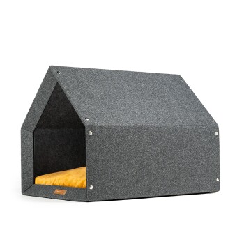 Graues Filzhaustierhaus mit einem dreieckigen Dach und einem gelben Kissen im Inneren, entworfen für kleine Haustiere.