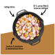 Pfanne mit rohem Wild und Geflügel sowie Birne, Apfel und Karotte; deutscher Text: 'Saftige Birne'; 61% zartes Wild & leckeres Geflügel