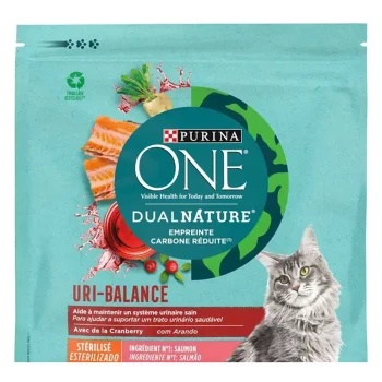 Sac de nourriture pour chat Purina ONE DUALNATURE avec un chat gris, du saumon et des canneberges, étiqueté "URI-BALANCE" pour la santé urinaire.