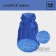 Eine blaue Haustierjacke mit Kapuze, ausgestattet mit einem weichen Innenfutter und zwei Seitentaschen, beschriftet mit 'Leicht & warm' und 'Federleicht und kuschelig warm.'