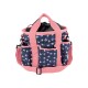 Eine marineblaue Haustiertragetasche mit einem rosa Riemen, mit einem verspielten Muster aus weißen Hunden und Herzen sowie mehreren Seitentaschen.