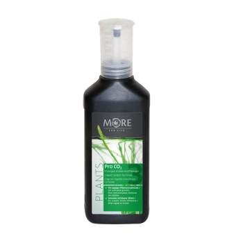 Flasche mit flüssigem Kohlenstoffdünger, beschriftet mit "Pro CO2" für Aquarienpflanzen, mit grünen Pflanzen-Grafiken und mehrsprachigem Text.