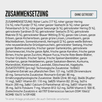 Zutatenliste für Haustierfutter auf Deutsch, mit Fisch (17% Lachs, 16% Hering), Linsen, Gemüse, Früchte und verschiedenen Vitaminen und Mineralien.