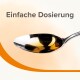 Eine Nahaufnahme eines glänzenden silbernen Löffels, der mit einer goldenen Flüssigkeit gefüllt ist, mit dem Text "Einfache Dosierung" darüber, was auf eine einfache Dosierung hinweist.