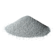 Ein Haufen grauer Katzenstreu auf einem schwarzen Hintergrund, der seine feine Textur und Granulate zeigt.