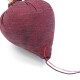 Ein plüschiges, herzförmiges Haustierspielzeug aus tiefburgunderfarbener Stoff mit sichtbaren Nähten und einem Kordelzugverschluss an der Oberseite.