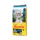 Josera Junior proteinreiches, getreidefreies Hundefutter mit Meeresfisch, Verpackung mit Bergkulisse und Hundepfoten auf gelbem Hintergrund.