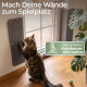 Getigerte kratzt an grauen Wand-Pads neben einem Fenster; sichtbarer deutscher Text: Mach Deine Wände zum Spielplatz und Die smarte Kratzbaum-Alternative.