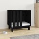 Schwarze Holz-Haustierbox mit einem weißen Kissen innen, auf einem hellen Holzboden neben einem grauen Teppich und einer weißen Futterschüssel platziert.