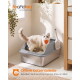 Creme-graue Katze mit orangefarbenem Halstuch in einer grauen offenen Katzentoilette; sichtbarer Text: feandrea, Offene Katzentoilette.