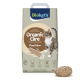 Tüte von Biokat's 'Organic Care' Holzfaserkatzenstreu, beige Packung mit Bild einer getigerten Katze, 3 kg und Pelletprobe