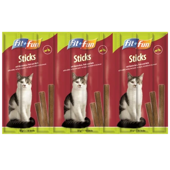 Trois paquets de Fit+Fun Sticks pour chats, présentant un chat sur le devant, avec du texte en allemand et en anglais sur les ingrédients : lapin, dinde et levure.