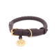 Braunes geflochtenes Lederhundehalsband mit einer goldenen Schnalle und einem runden Anhänger mit einem 'W'-Logo, geprägt mit 'WILLIAM & WALKER.'