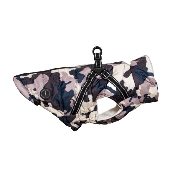 Eine stilvolle Hundejacke im Camouflage-Muster mit einer schwarzen Geschirr-Befestigung und einem weichen Innenfutter, entworfen für Wärme und Komfort.
